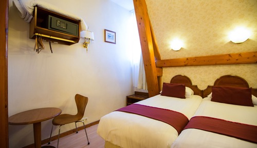 Room, 2 Twin Beds, Shared Bathroom