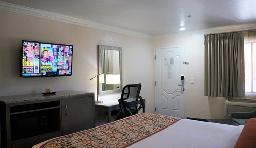 Basic Room, 1 King Bed