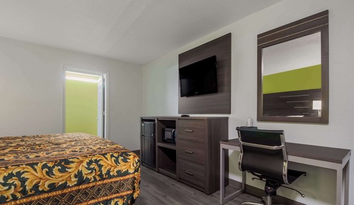 Room, 1 King Bed, Accessible, Smoking