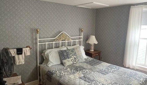 Room, 1 Queen Bed, Shared Bathroom