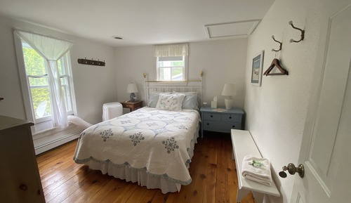 Room, 1 Queen Bed, Shared Bathroom