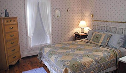 Room, 1 Queen Bed, Shared Bathroom