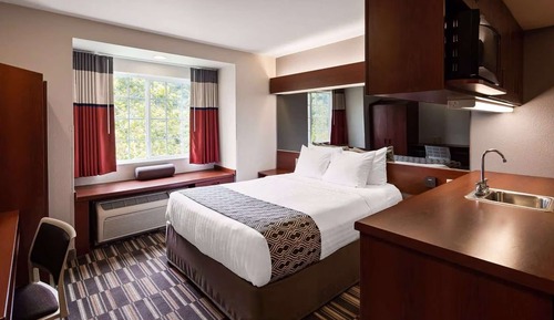 Suite, 1 Queen Bed, Accessible
