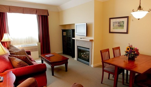 Suite, 1 King Bed, Sofa Bed & Full Kitchen 