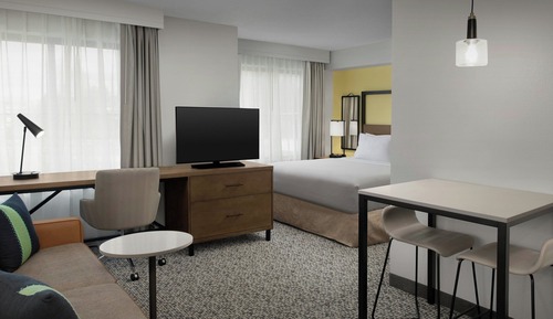 Studio, 1 King Bed with Sofa bed, Non Smoking (Mobility/Hearing Accessible, Tub)
