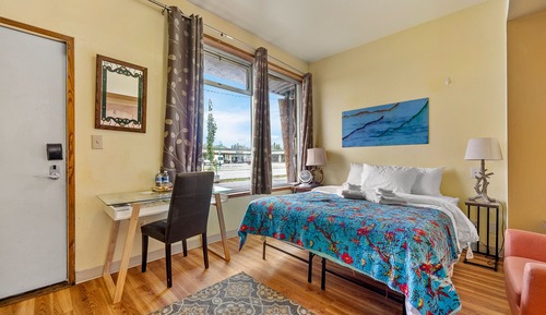 Superior Room, 1 Queen Bed, Private Bathroom