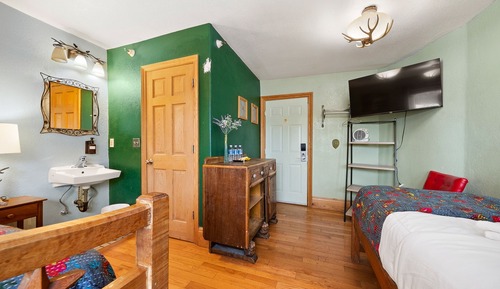 Classic Room, Multiple Beds, Private Bathroom