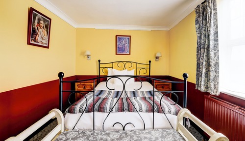 Standard Twin Room (Shared Bathoom)