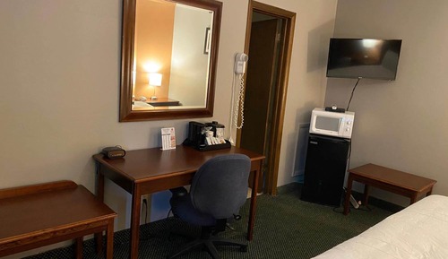 Room, 1 King Bed, Non Smoking, Refrigerator & Microwave (1 Star)