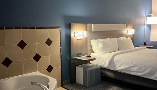 Suite, 1 King Bed, Jetted Tub