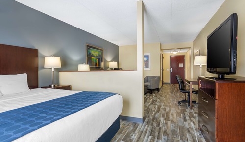 Suite, 1 King Bed, Accessible, Bathtub