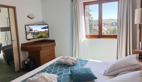 Suite, 1 King Bed, Non Smoking (Separate Lounge)