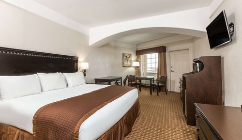 Standard Room, 1 King Bed, Balcony
