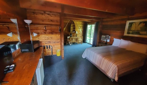 Standard Room, 1 Queen Bed, River View (Pet Friendly)