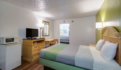 Deluxe Room, 1 Queen Bed, Non Smoking, Refrigerator & Microwave