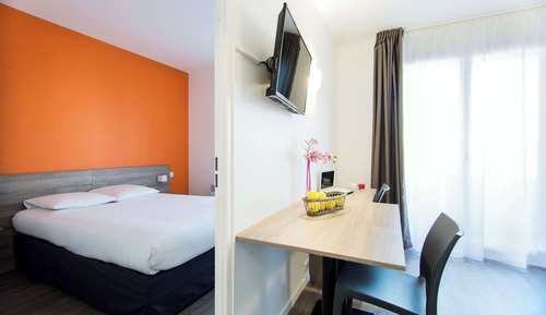 Suite, 1 Queen Bed with Sofa bed, Non Smoking