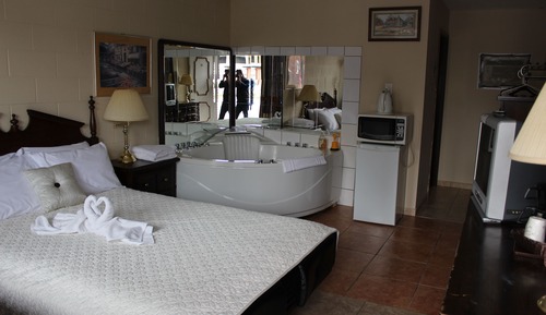 Honeymoon Suite, 1 Queen Bed, Jetted Tub