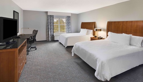 2 Queen Beds Mobility Accessible w/ Bathtub