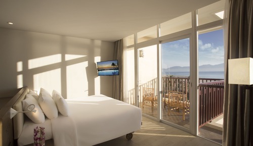 Premium Ocean Suite with Balcony and Bathtub