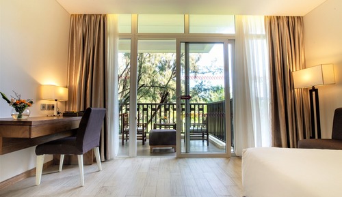 Premium Garden Suite with Balcony and Bathtub