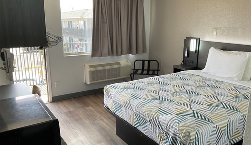 Standard Room, 1 Queen Bed, Non Smoking, Refrigerator & Microwave