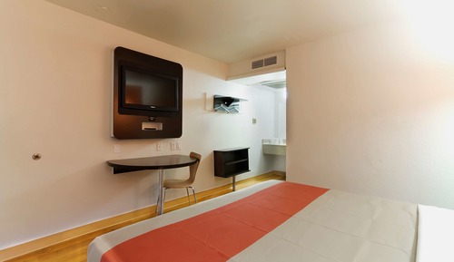 Standard Room, 1 Queen Bed, Accessible, Smoking