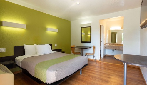 Deluxe Room, 1 Queen Bed, Smoking, Refrigerator & Microwave