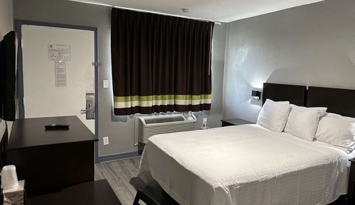 Room, 1 King Bed, Smoking (EFFICIENCY)