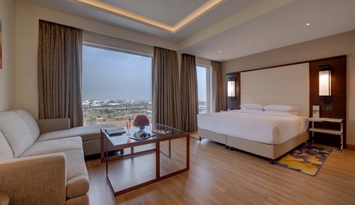 Studio Suite, 1 King Bed with Sofa bed, Non Smoking, Poolside