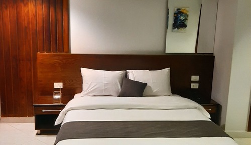 Senior Studio, 1 Queen Bed, Smoking, Kitchenette