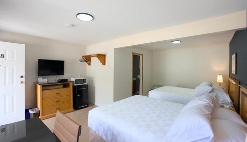 Standard Double Room, 2 Queen Beds, Non Smoking, Mountain View