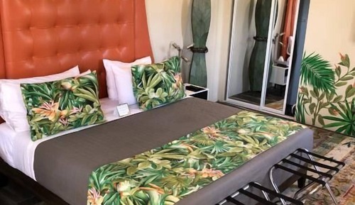 Signature Room, 1 King Bed, Garden View (The Daniel)