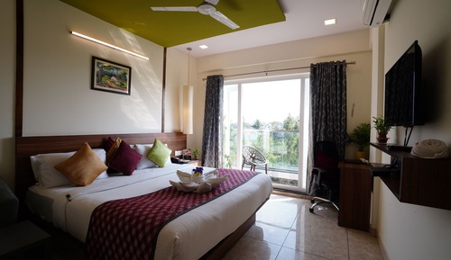 Deluxe Room, 1 King Bed, Hill View