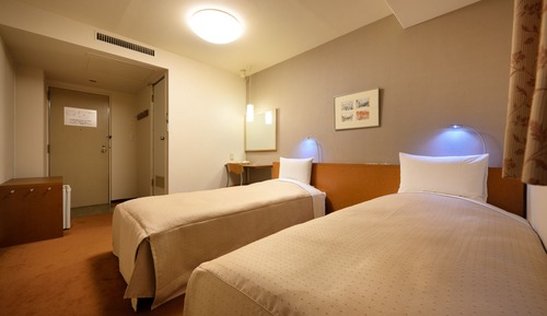 Twin Room, Smoking