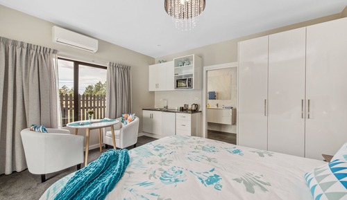 Deluxe Studio Suite, 1 Queen Bed, Pool View (The Lomond)