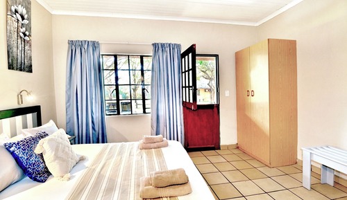Queen Chalet