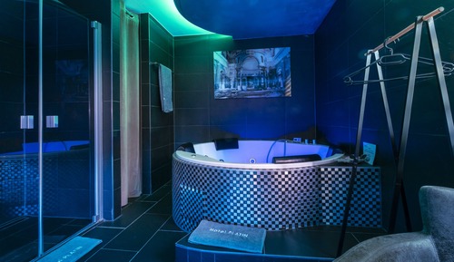 Suite, Hot Tub