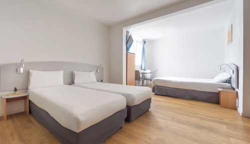 Studio, 3 Twin Beds