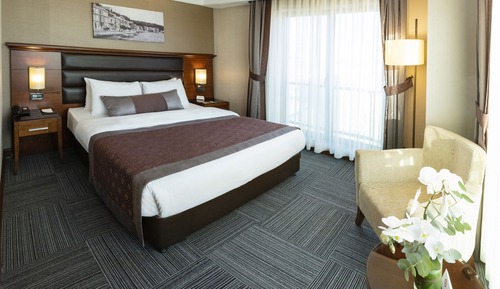 Junior Suite, City View, Corner
