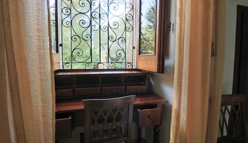 Deluxe Room, 1 Queen Bed, Non Smoking, Garden View