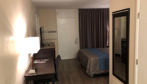 1 Queen Bed Disability Access 