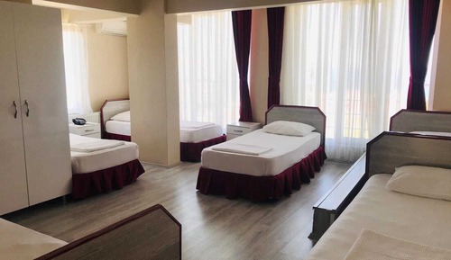 Room (Quintuple)
