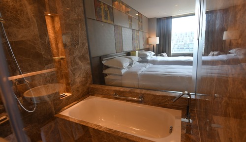 Room, 2 Twin Beds, Pool View