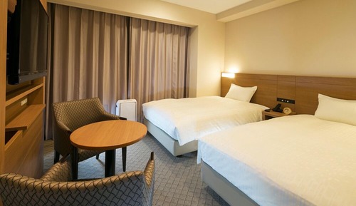 Twin Room, Smoking