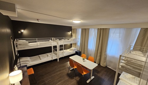 Compact 6 Bed Room (Private External Bathroom)