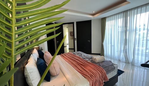 Five-Bedroom Villa with Private Pool and Spa Bath