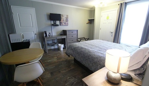 Communicating Room, 1 Queen bed