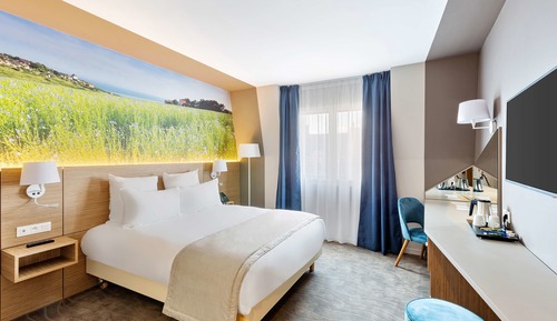 Standard Room, 1 Queen Bed, Non Smoking (Shower Only)