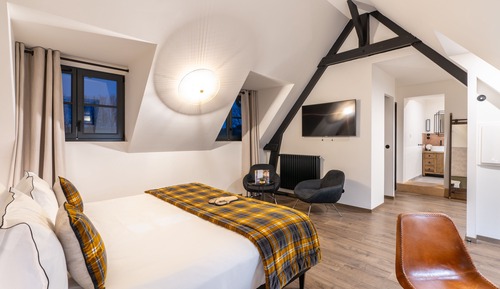 Classic Suite, 1 King Bed, Bathtub (Roomy Suite)