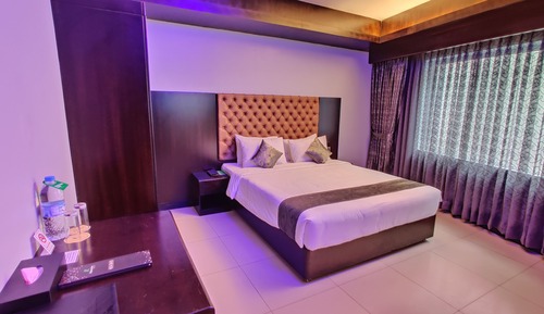 Standard Single Room, 1 Queen Bed, Non Smoking, Pool Access